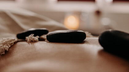 massage corps pierres chaudes